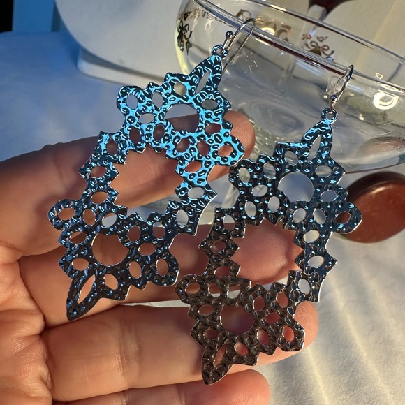 Unusual design hammered silvertone dangle earrings - Picture 4 of 5